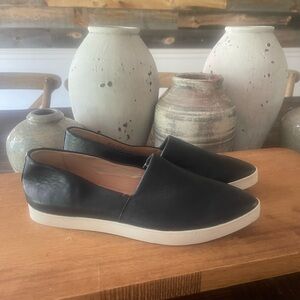 Dr Scholl’s Original Collection black flat, very comfortable.  Size 6.5